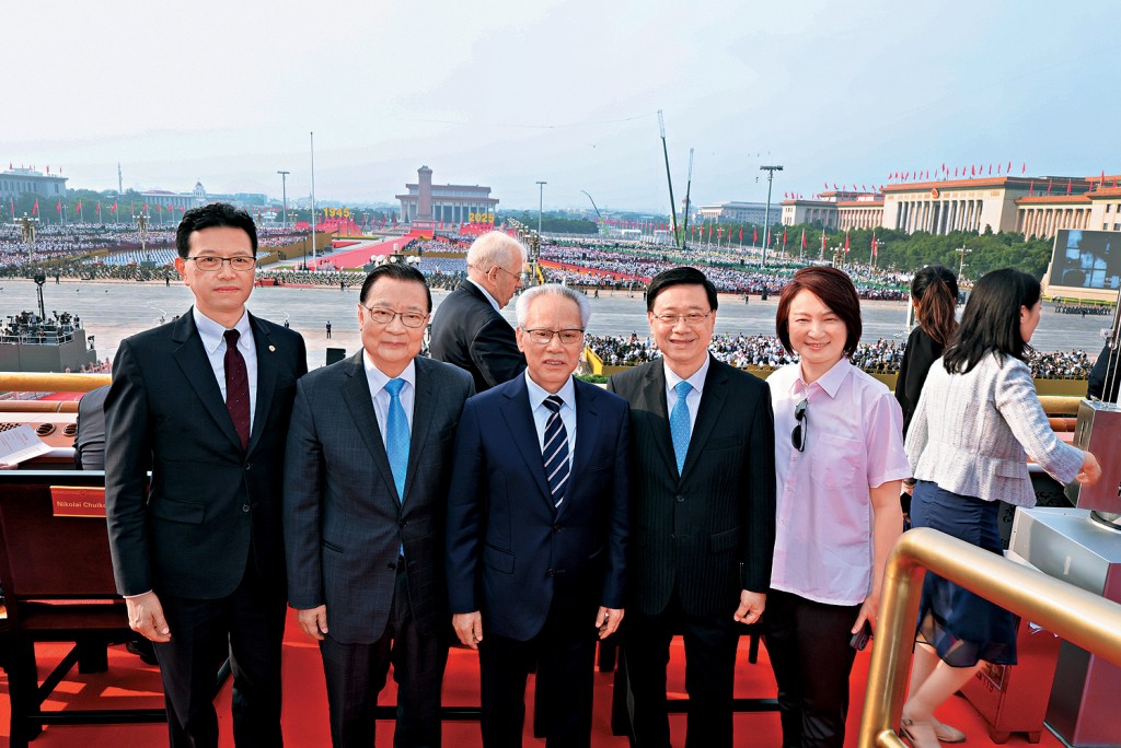 澳門行政長官岑浩輝(中),與李家超(右二)、全國人大常委李慧琼(右一)、前人大常委譚耀宗(左二),以及港區人大代表吳秋北(左一)合影。