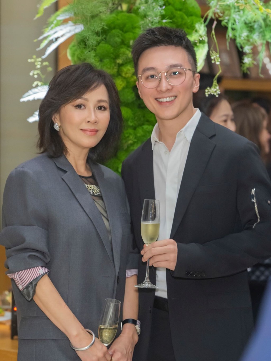 劉嘉玲姪仔劉兆恩正式成為香港註冊建築師。 劉嘉玲姪仔劉兆恩正式成為香港註冊建築師。