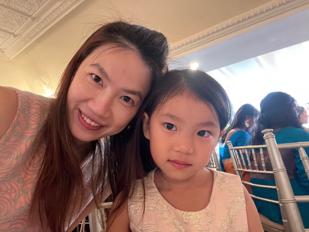 Priscilla表示起初也為女兒的英文成績感到擔憂和自責，並因此影響親子關係。