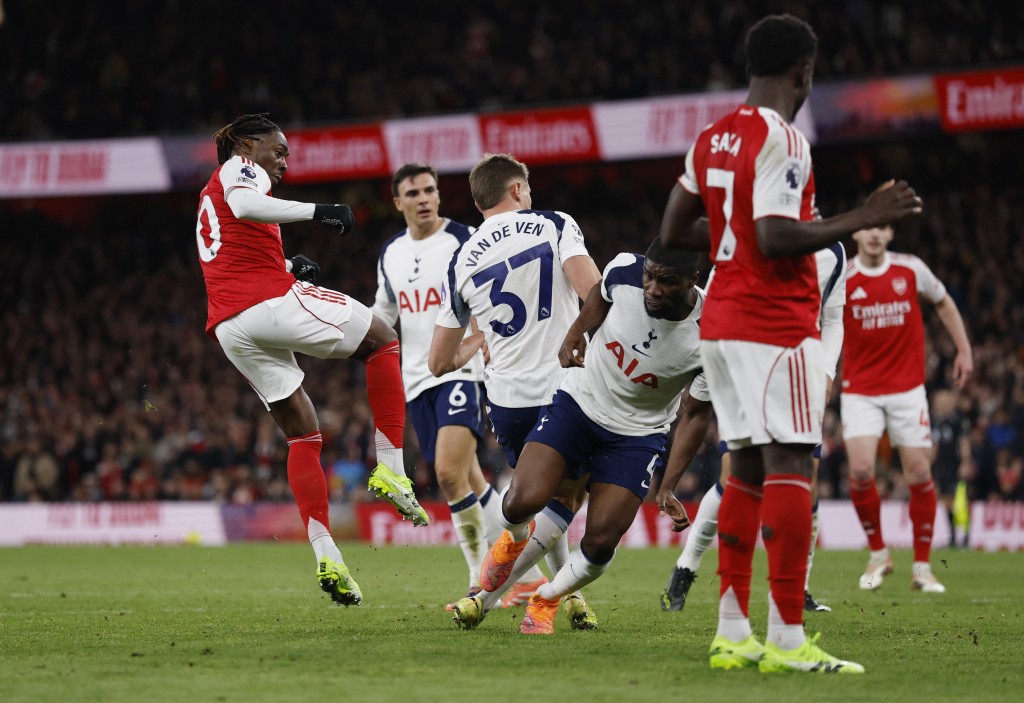 伊斯(左)左右腳開弓，攻入3球。路透社