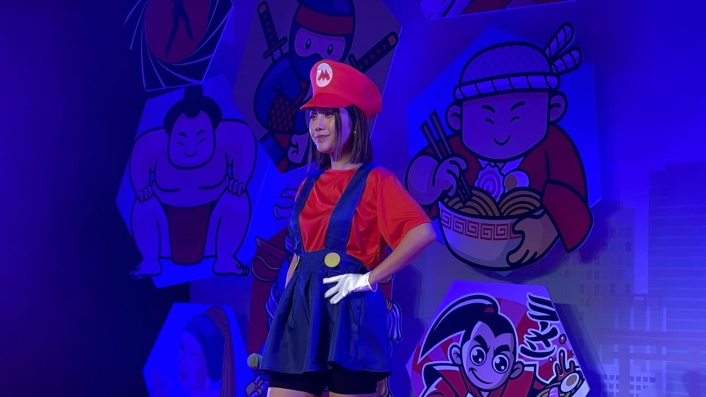 姜丽文穿上Mario打扮现身活动。