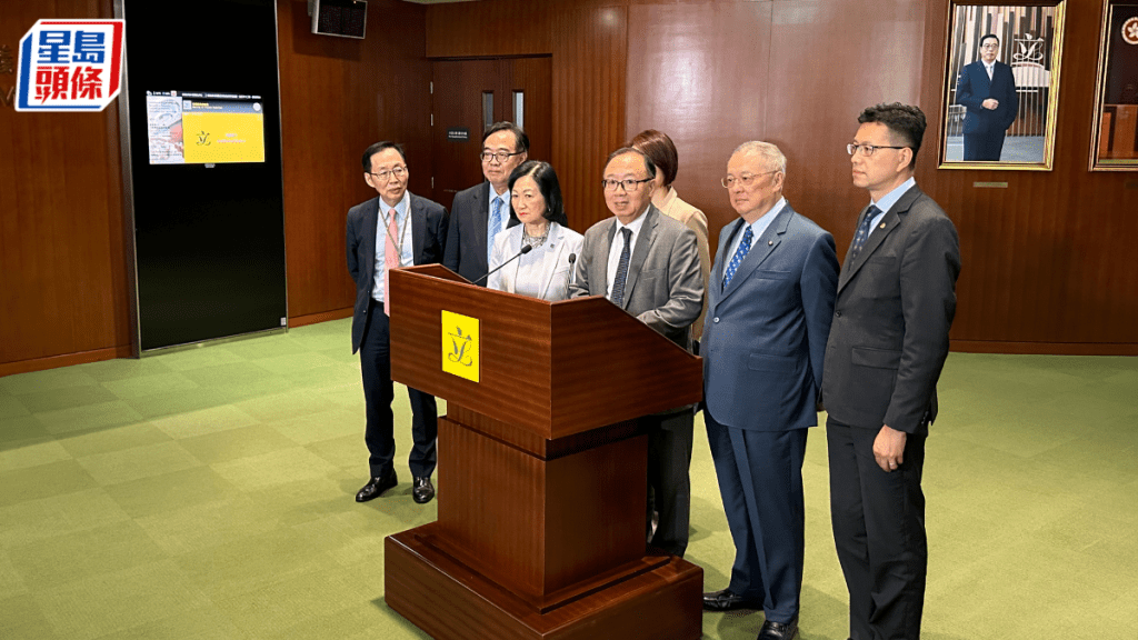 鄭雁雄與全體立會議員午宴後,「建制派班長」廖長江聯同多名政黨領導等見記者。何嘉敏攝