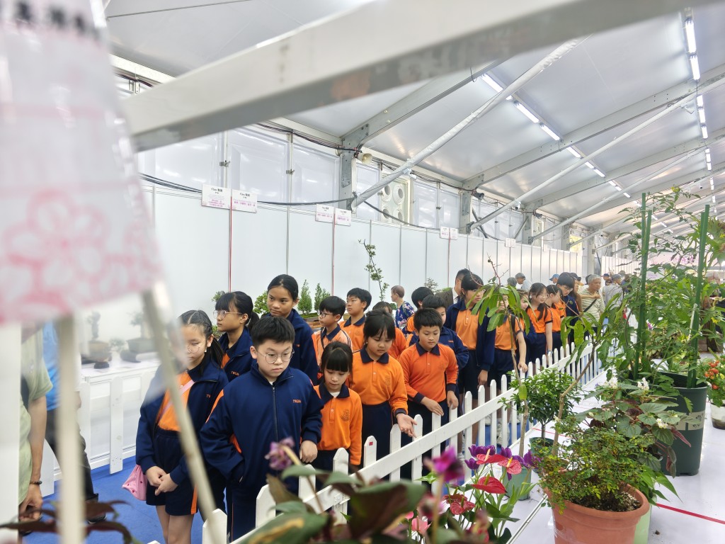 東華三院高可寧紀念小學帶隊入場參觀。