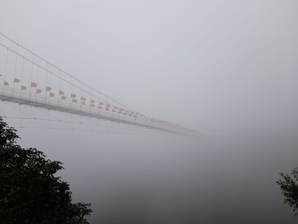 玻璃橋隱沒有濃霧中。