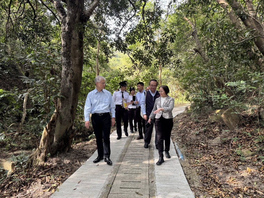 黃淑嫻視察青衣自然徑滅蚊工作。環境局fb
