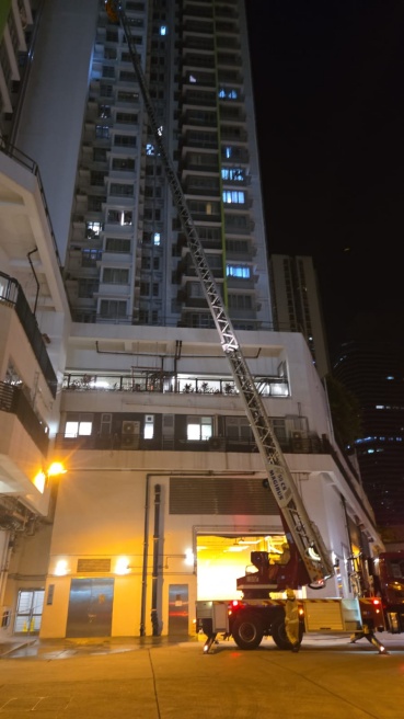 消防架起云梯进行拯救。