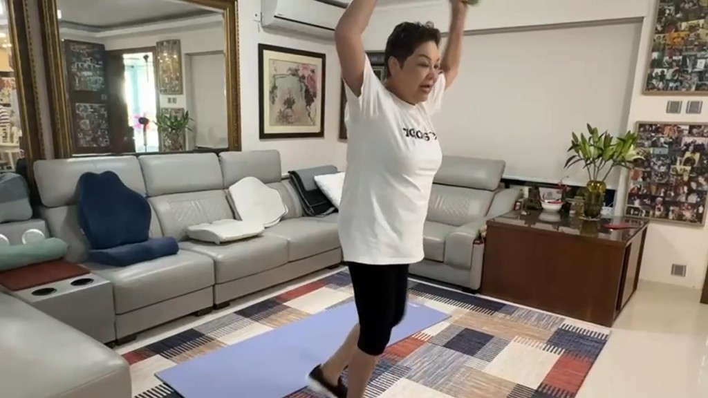 肥媽高舉雙手,做著有氧運動。 肥媽高舉雙手,做著有氧運動。