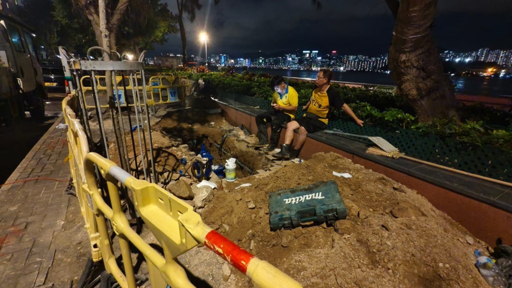 附近太康街海傍有工人掘開路面開展工程。 附近太康街海傍有工人掘開路面開展工程。