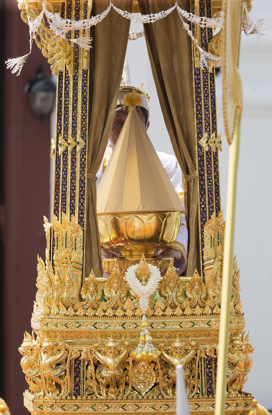 普密蓬的骨灰送往大皇宮及玉佛寺暫時供奉。AP圖片