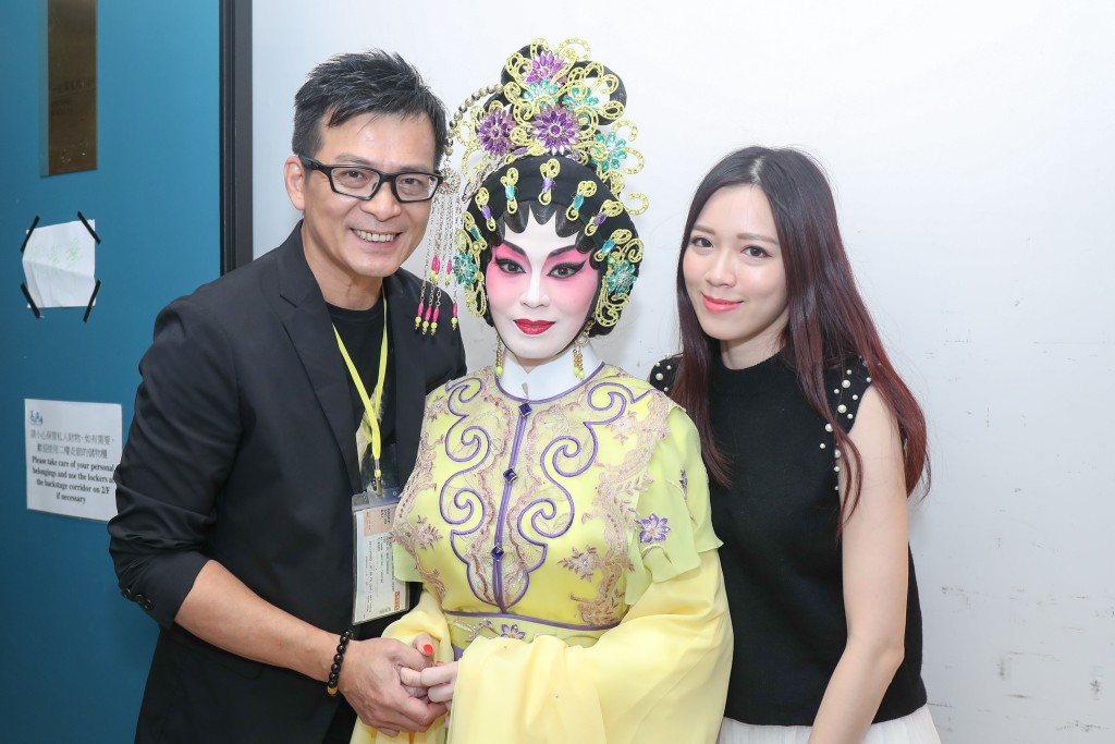 兩父女都好疼愛好媽媽梁潔華。