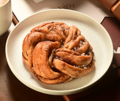 Giant Cinnamon & Cardamom Bun $98自家製的珍寶版肉桂及豆蔻麵包，分量足夠三至四人開心Sharing。