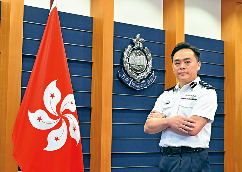 副处长（行动）袁旭健回顾37年的警务生涯。《警声》图片