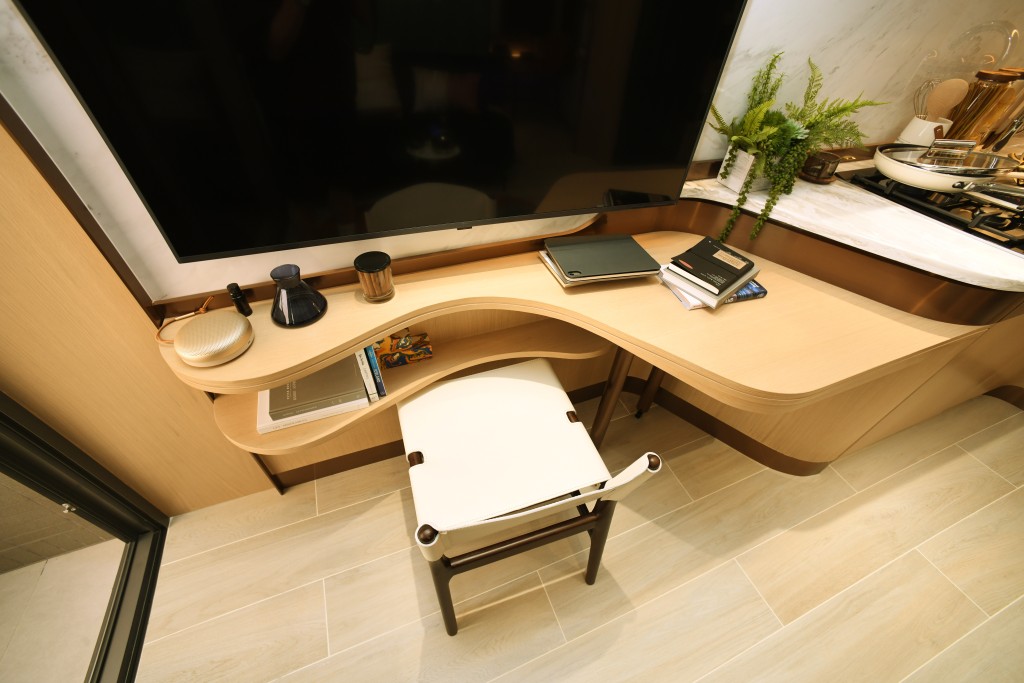 另一邊的多功能檯可用作書桌