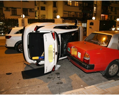 四驅車被撞翻。