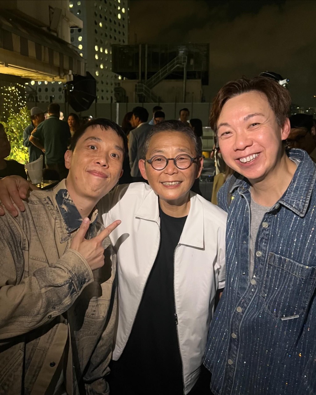 英皇高層Alex Fung（左）和鄭紹康與俞琤合照。