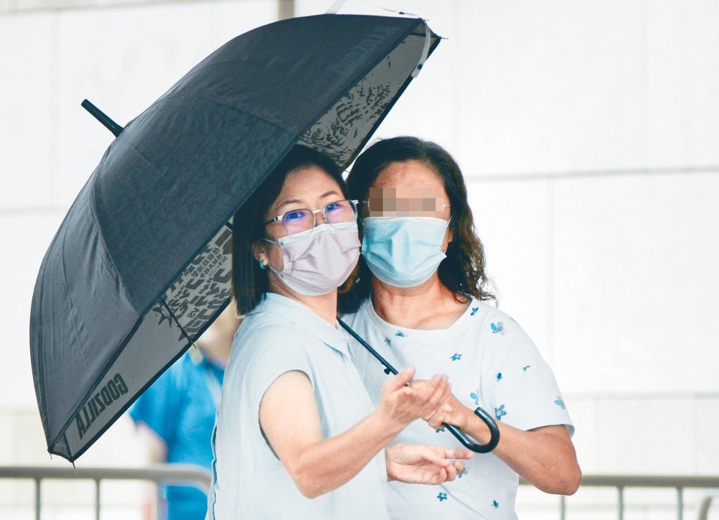 新生兒深切治療部護士張美蓮（左）出庭作供。