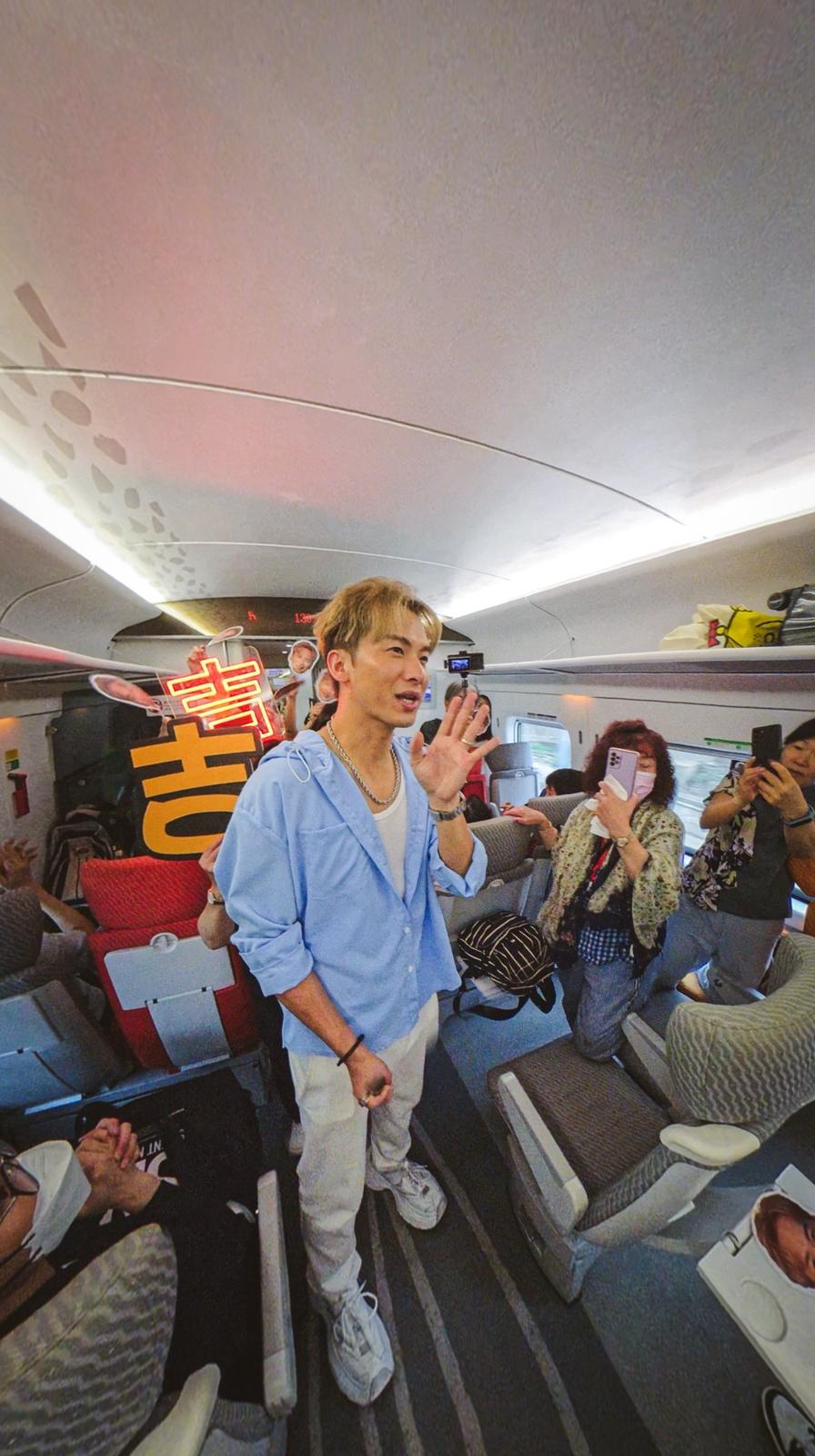 周吉佩在港鐵高層陪同下,於西九龍站主持「吉吉專列」啟程儀式,吉吉更與在場歌迷進行大合照環節。 周吉佩在港鐵高層陪同下,於西九龍站主持「吉吉專列」啟程儀式,吉吉更與在場歌迷進行大合照環節。