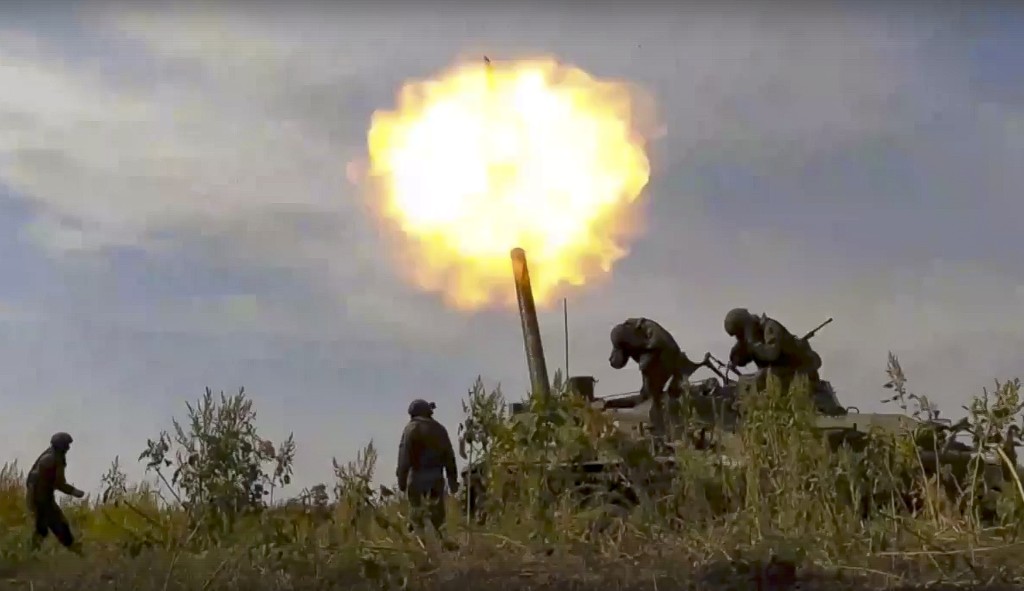 俄軍向烏克蘭發動猛烈進攻，圖為發射迫擊砲一刻。AP