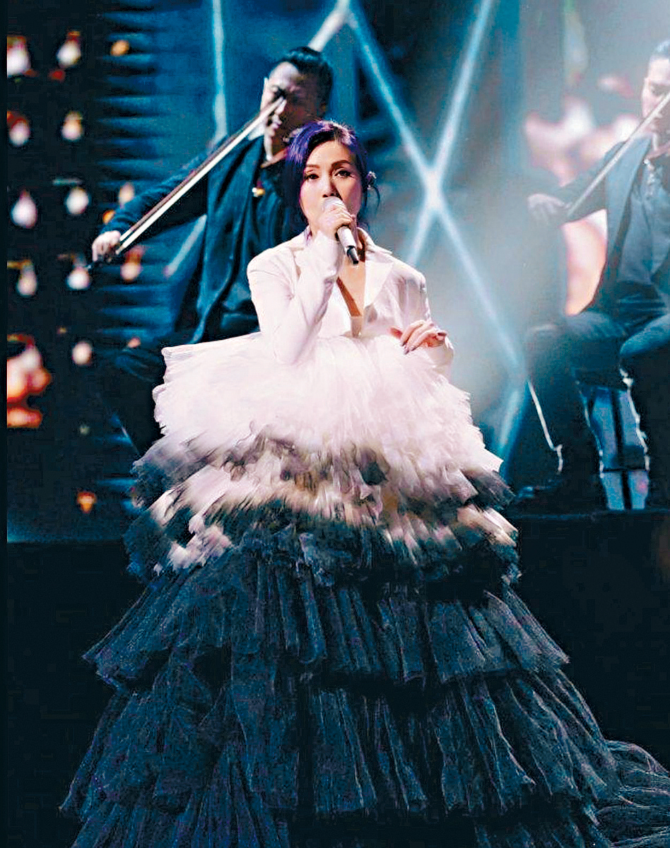 楊千嬅六場紅館騷雖如期進行，但會捐贈首場收益及周邊產品所有盈利。