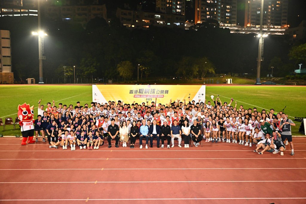 「香港棍網球公開賽 2025」圓滿結束，球員與嘉賓合照留念。公關圖片