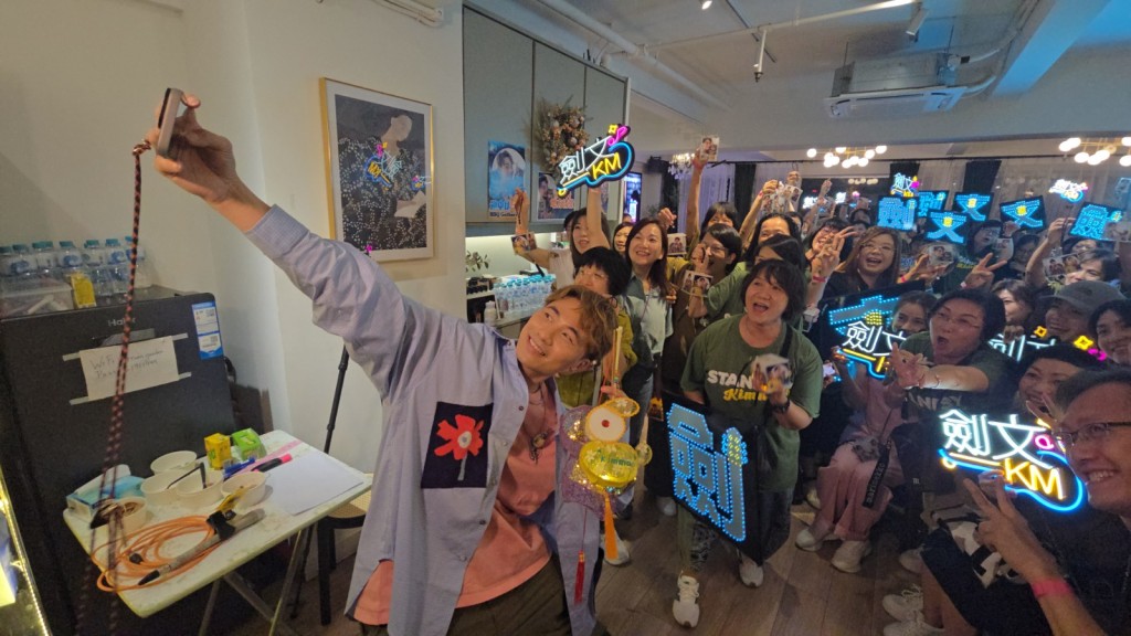 Party上，大家一邊享用美食，一邊唱歌助興，笑聲不斷。 