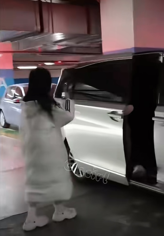 疑似私生飯在停車場等靈超。 疑似私生飯在停車場等靈超。