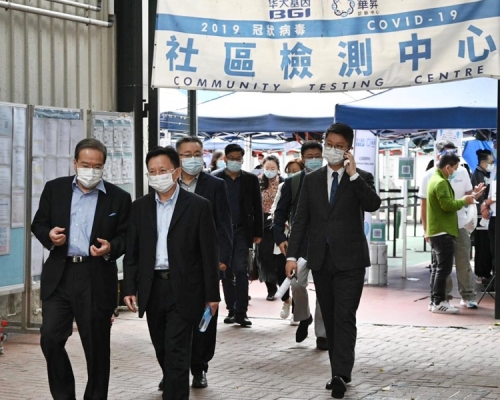 專家團到梁顯利油麻地社區檢測中心,了解市民的檢測安排。