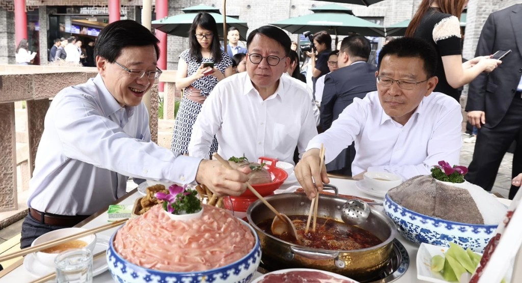 李家超聯同參與重慶訪問團的官員等一同品嚐麻辣火鍋。李家超facebook圖片
