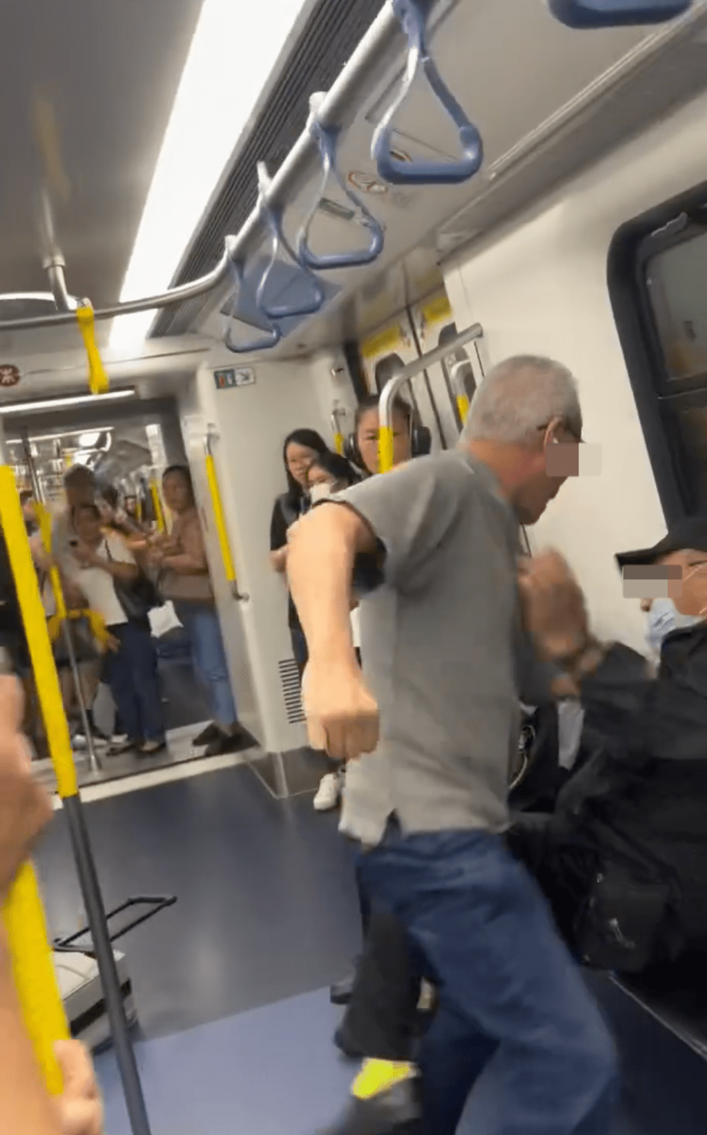 灰衫男將Cap帽男壓在座位上。Facebook 車cam L(香港群組)影片截圖 灰衫男將Cap帽男壓在座位上。Facebook 車cam L(香港群組)影片截圖