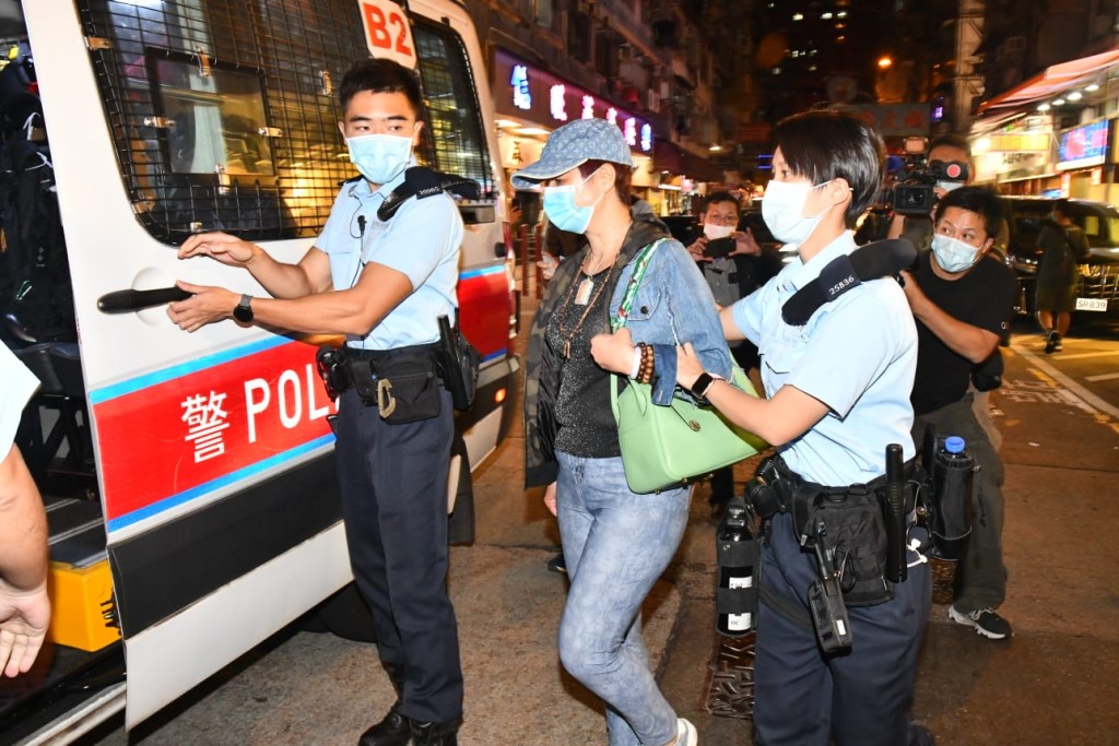 警方帶走一名女子調查。