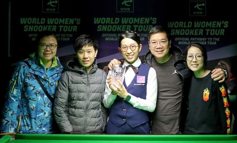 吳安儀與港隊隊友及教練合照。 World Women’s Snooker圖片