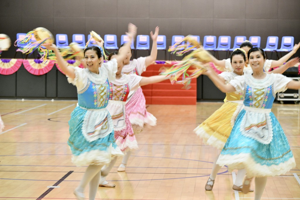 「千人舞」由40多个舞蹈团体共同演出，现场气氛热烈。卢江球摄