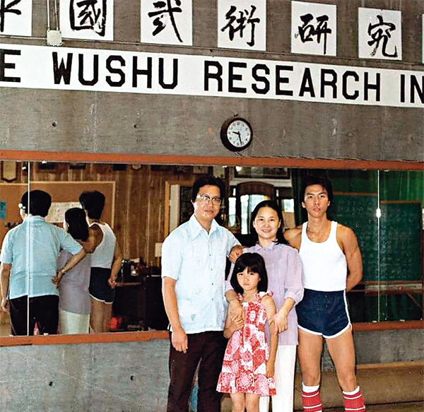 媽媽於波士頓開設中國武術研究所，一家四口影全家福，當時他的樣子比較青澀，輪廓跟現在分別不大。