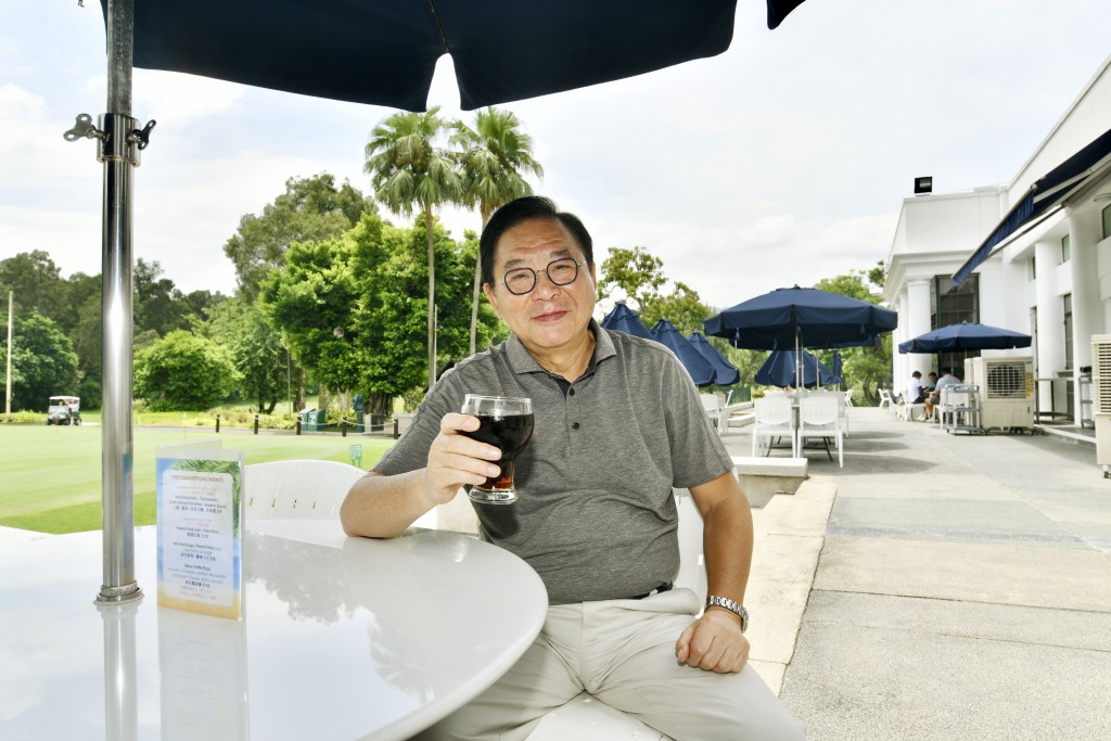 林健锋是香港哥尔夫球会会员超过40年，昨日趁最后一天到被收回的旧场区走走。卢江球摄