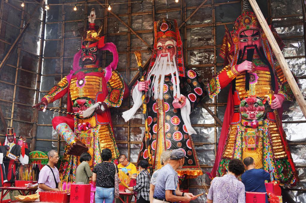 醮場內放置了大士王、土地公和山神三座巨大神像。