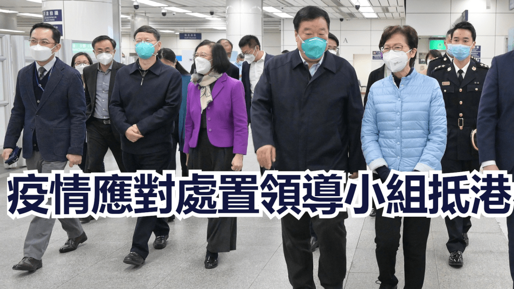 林鄭月娥（右二）與梁萬年（右三）交談。政府新聞處圖片