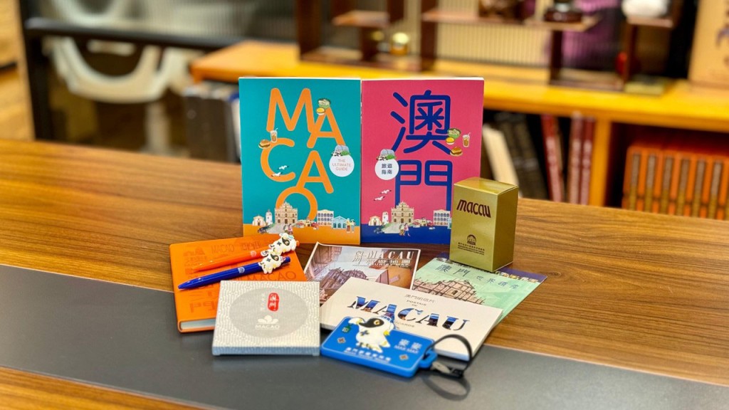 旅遊資料及紀念品