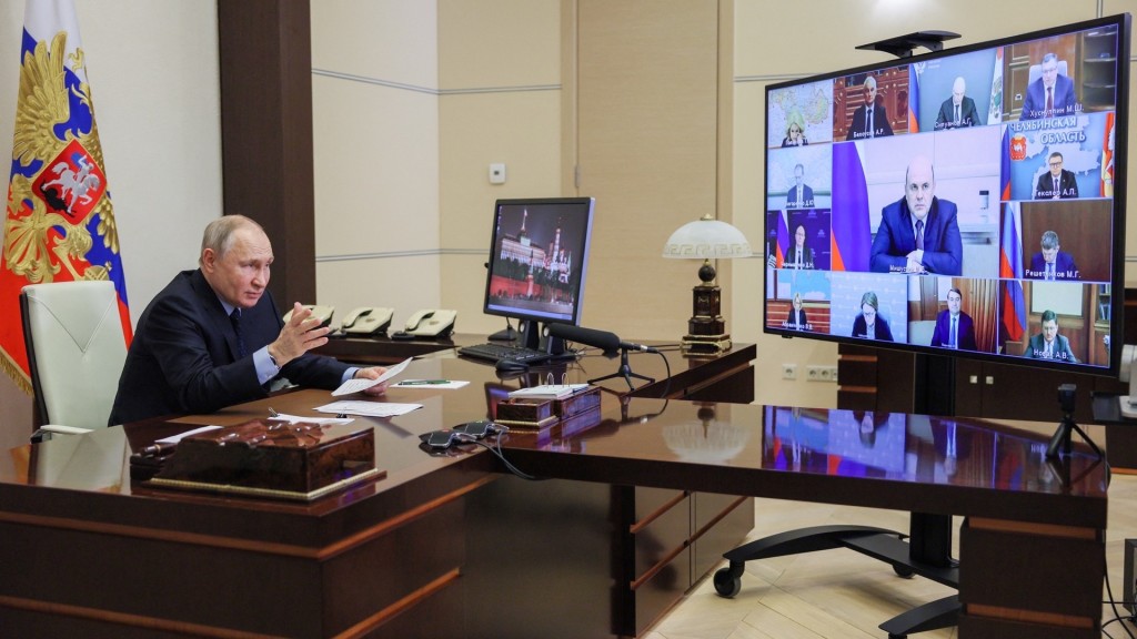 普京在奧加廖沃（Novo-Ogaryovo）總統官邸中與政府官員視像會議。 路透社
