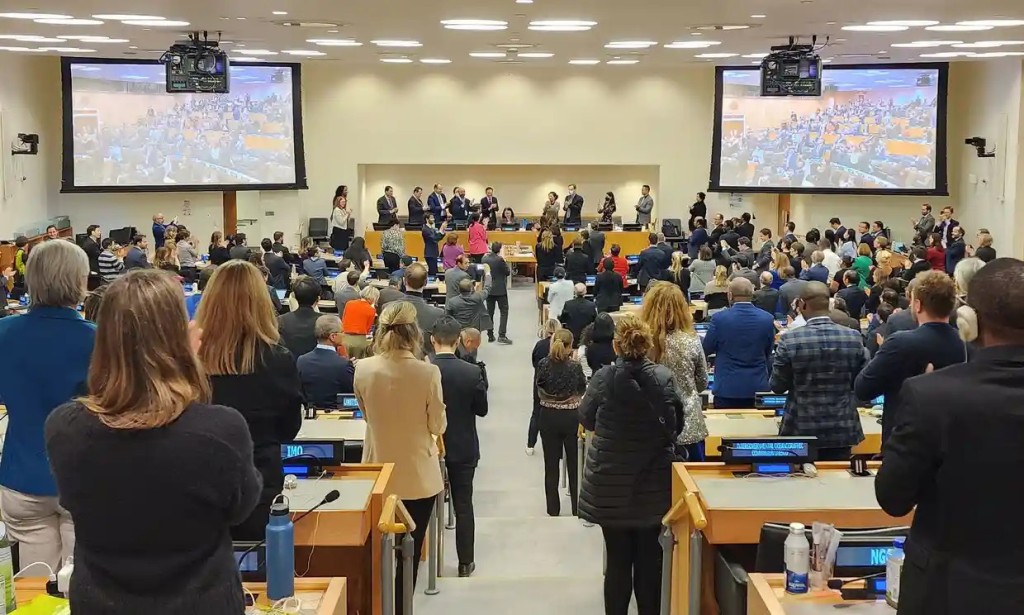 公海条约达成，联合国代表纷纷起立鼓掌。网上图片