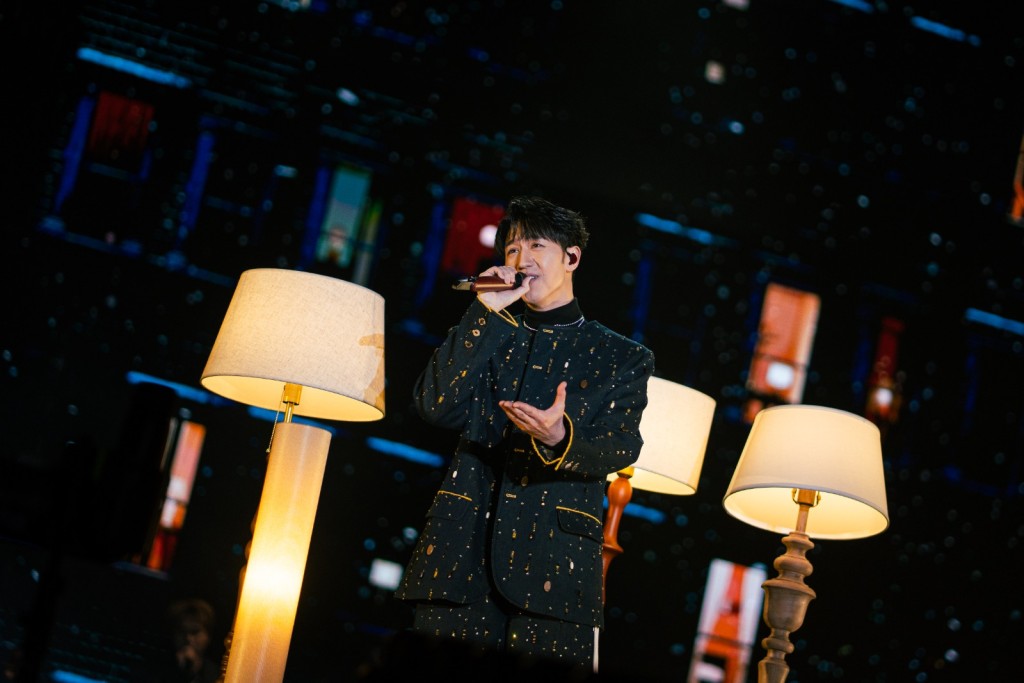 Jay還選唱了方大同的《Singalongsong》和杜德偉的《影子舞》等前輩作品。