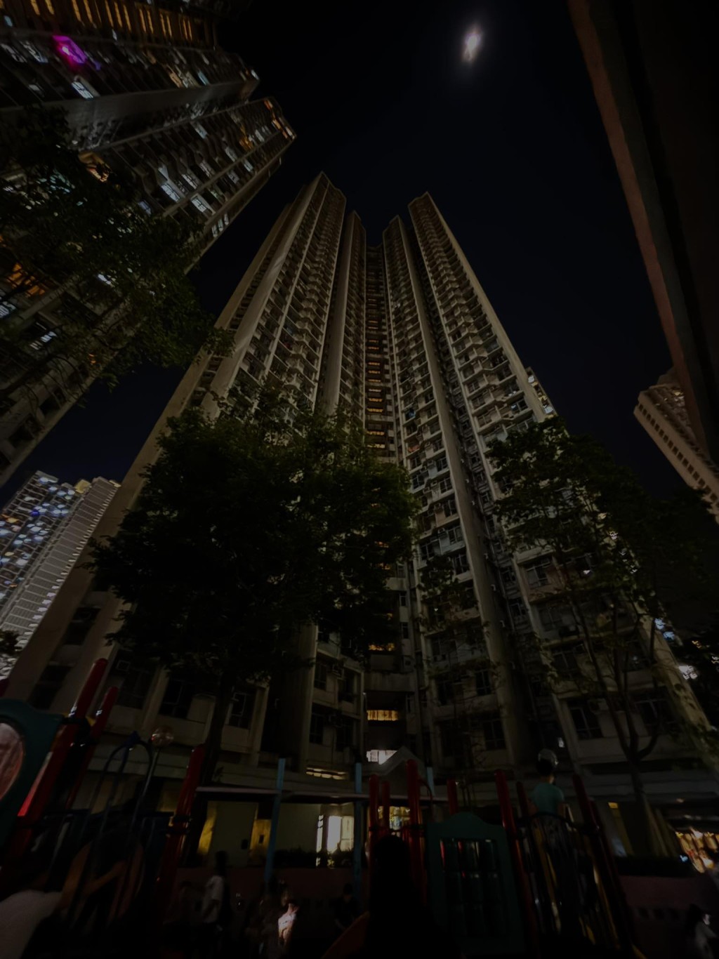 天水围天颂苑颂棋阁发生停电事故，全幢大厦乌灯黑火。fb「我爱天颂」Feli Yip图片