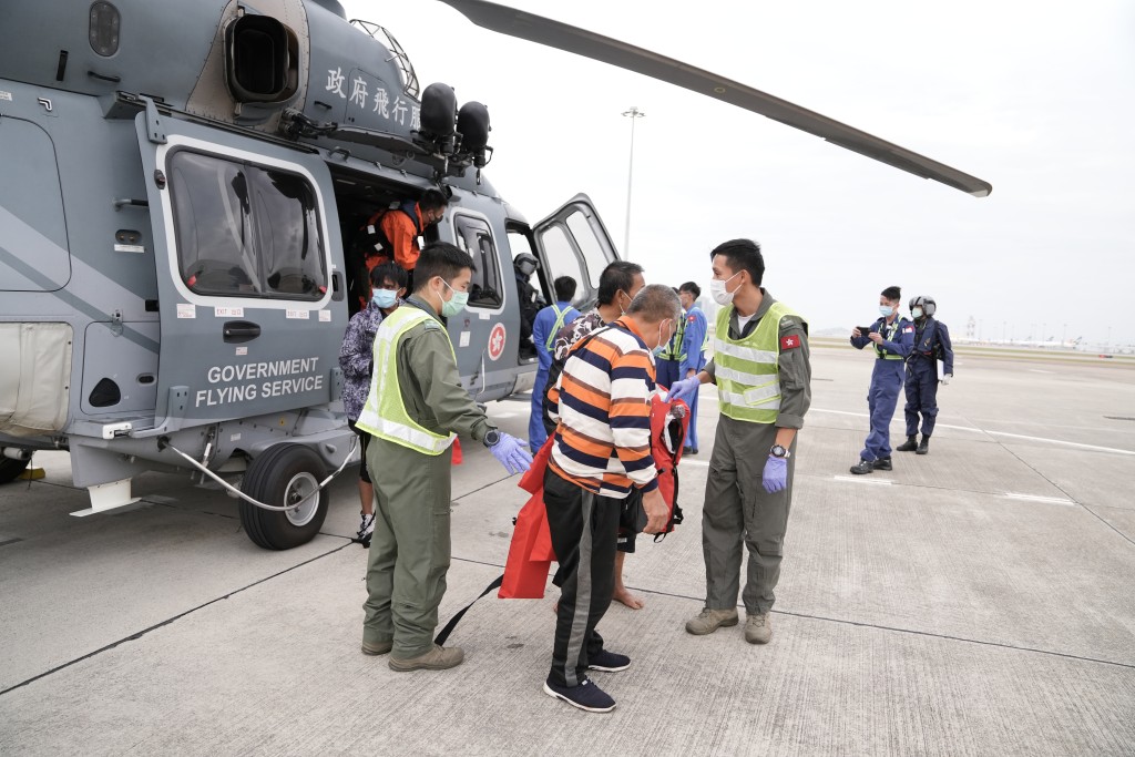 7名获救船员有5人是印尼人。飞行服务队提供
