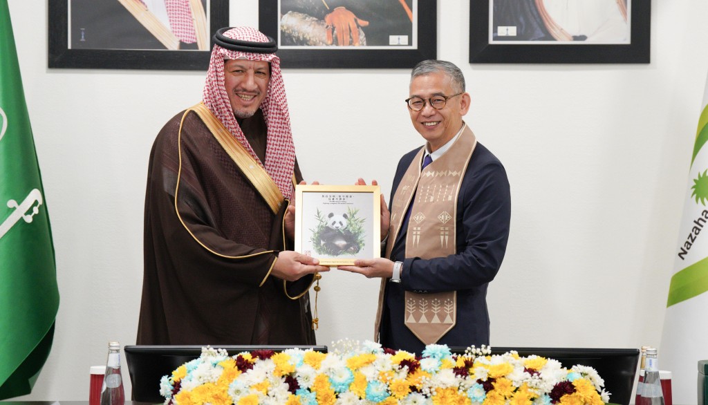 胡英明（右）與沙特阿拉伯監察與反腐敗署署長Mazin bin Ibrahim Al-Kahmous（左）會面。ICAC圖片