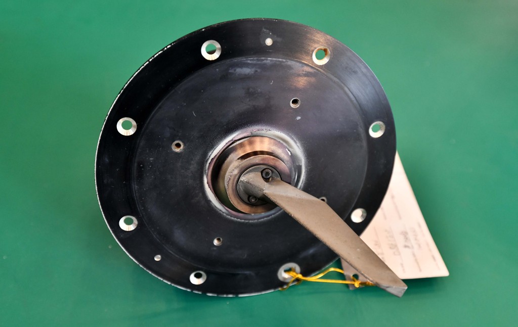 李天柱指，由於拆解出來的許多零部件有可能用於其他飛機上，因此拆解過程必須極其謹慎，確保部件不受任何損壞。資料圖片