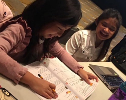 小雲妮Angelica Hale,亦會在同組出賽,二人日前一起「坐定定」做功課。fb圖片