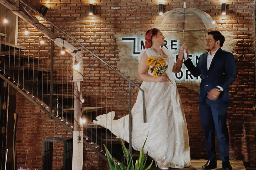 新娘與新郎舉行婚禮。網上圖片