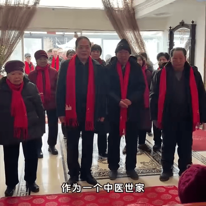 河南104歲人瑞近百子孫磕頭拜年，場面溫馨感人。