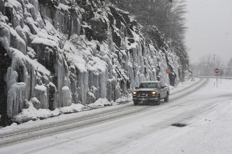 在賓夕法尼亞州,山坡及公路都佈滿白雪。AP