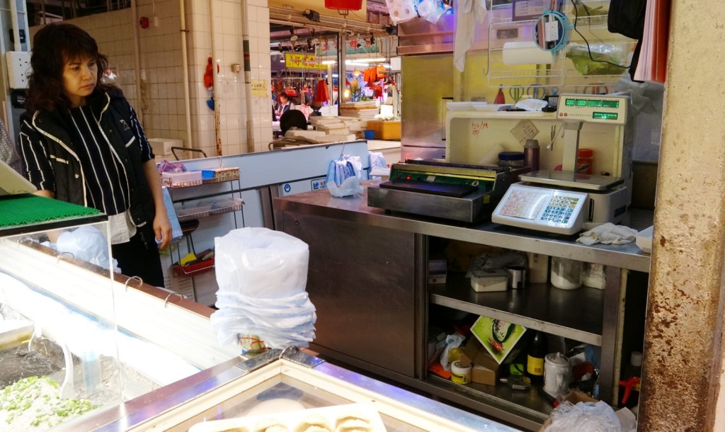 賣凍肉店舖的女職員林小姐指，其衣物及少量現金被人偷走。 林思明攝