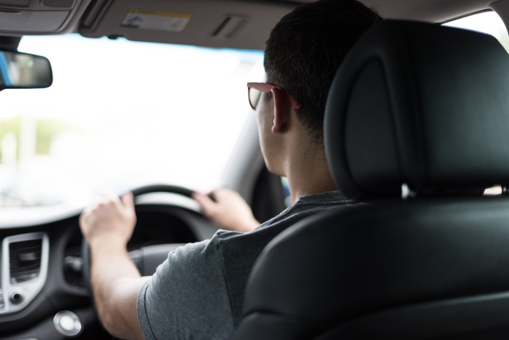 有網民抱怨丈夫駕車時常常與女同事通話。unsplash